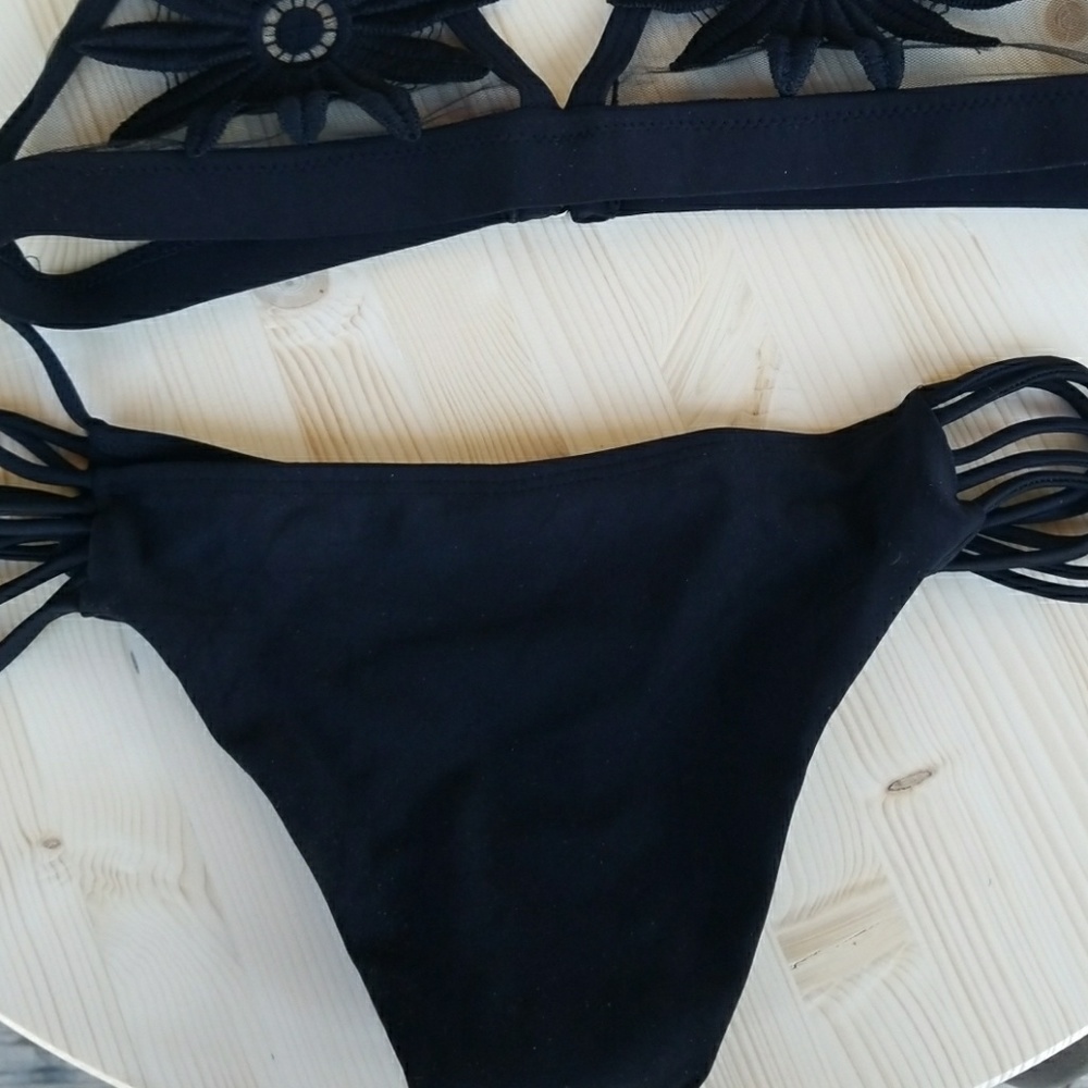 🚫RESTOCKING SOON🚫 Black Flower Mesh Bikini Set - Picture 4 of 8